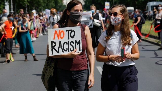 Stand.nl: 'Omstanders moeten ingrijpen bij racisme'
