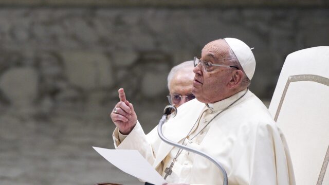Paus Franciscus 'stelt zich kwetsbaar op' in boek: 'Deelt zijn schaamtes'