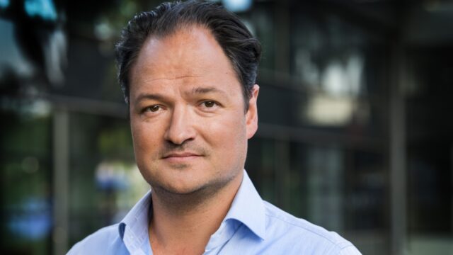 De taal van Even tot Hier-cabaretier Jeroen Woe: 'Scherp van tong, ad rem en direct'