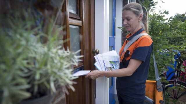 PostNL krijgt geen extra geld, wil af van wettelijke verplichting op postbezorging