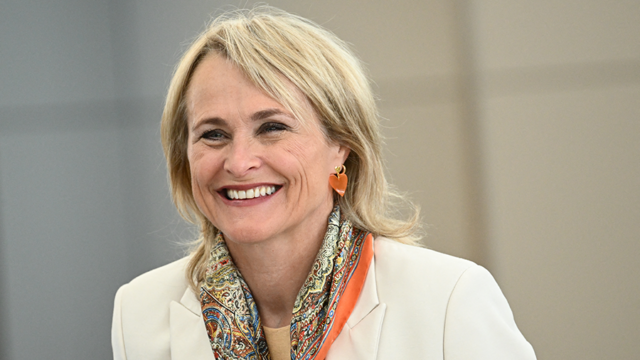 KLM-CEO Marjan Rintel vreest voor tegenacties van Donald Trump als Schiphol moet krimpen