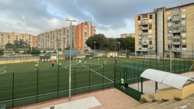 'Ook het zoontje van de maffiabaas is welkom', aldus de schoolvoetbalcoach uit Scampia