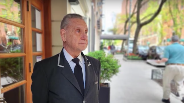 De man die al zes decennia dezelfde deur bewaakt, stopt ermee