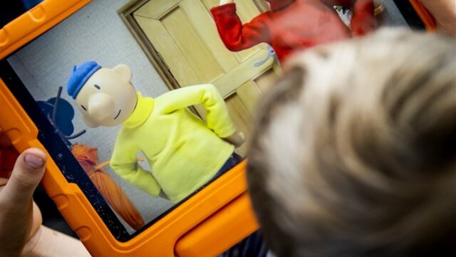 Stand.nl: 'De schermtijd van kinderen moet drastisch worden beperkt'