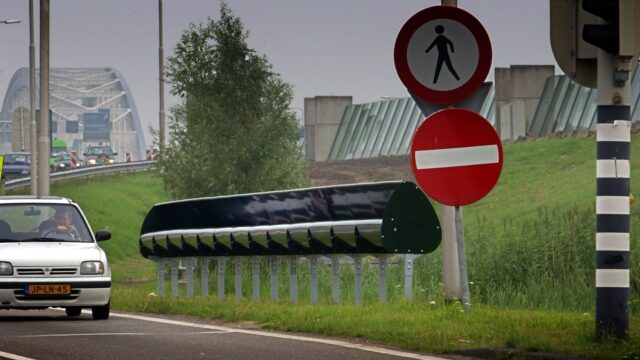 Waar komen al die schoenen langs de weg toch vandaan?