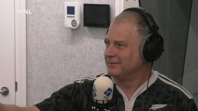 John vist heel veel geld uit het water, maar ook drugstelefoons en bazooka's