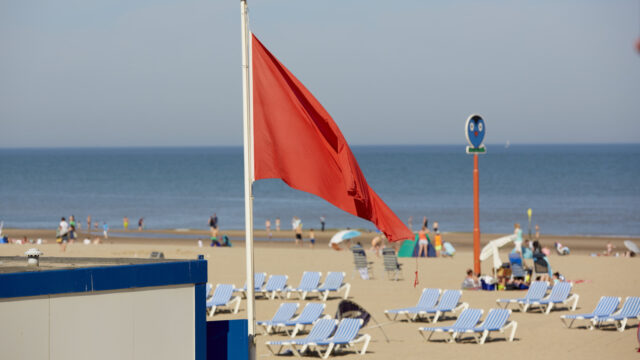 Nieuwe strandvlaggen moeten verwarring voorkomen en gevaar duidelijker maken