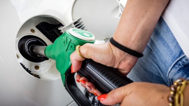 Tanken wordt duurder, meer geld naar OV: 'Fantastisch nieuws'