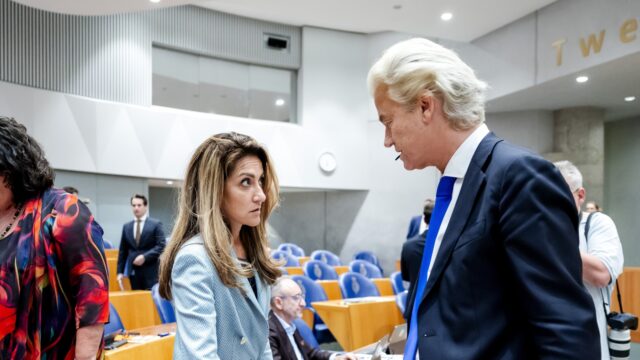 Hoe de VVD en PVV doen aan een wedstrijdje ver plassen