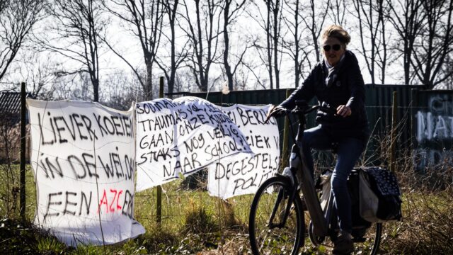 Hevige protesten tegen asielzoekerscentra: 'Zijn we vergeten wat het betekent om mens te zijn?'
