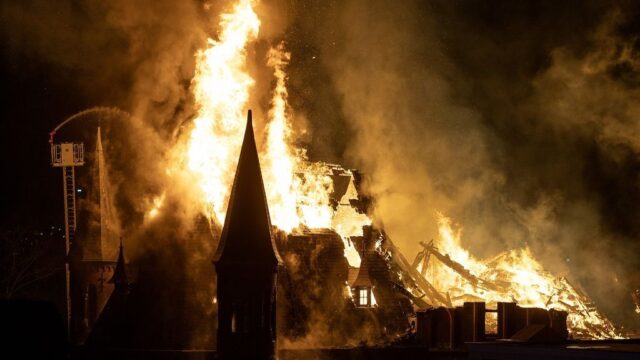 Vondelkerk in brand, dodelijke vuurwerkongelukken en recordhoeveelheid vuurwerk verkocht