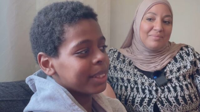 Liefdadigheidsactie van 11-jarige asielzoeker gaat viraal in Zweden