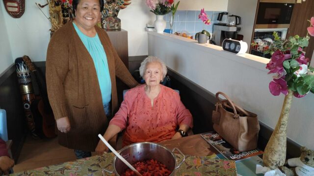 Hoe ouderen met Alzheimer herinneringen ophalen door te koken met oude recepten