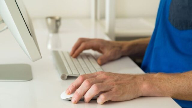 Student schrijft scriptie met AI-begeleider: zijn scriptiebegeleiders vervangbaar?