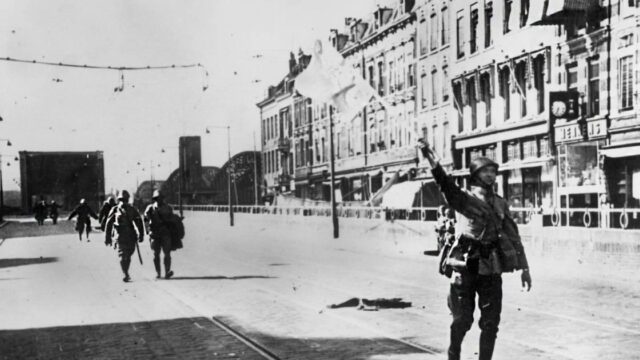 Oma bewaakte iconische capitulatievlag met haar leven: 'Niet aanraken!'