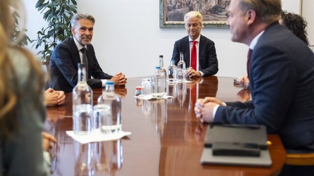Stand.nl: Drie nieuwe ministeries oprichten is zonde van de tijd en het geld