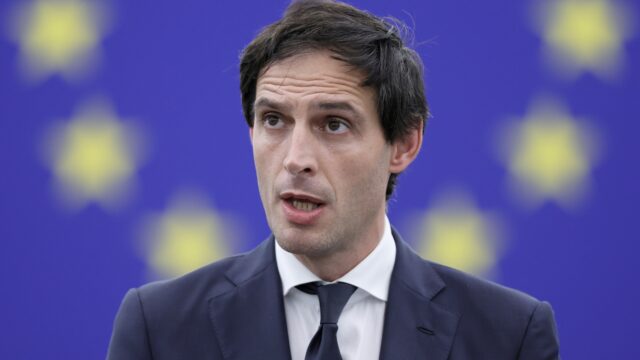 Eurocommissaris Hoekstra reageert op verkiezing Trump: 'Laten we niet gelijk panikeren'