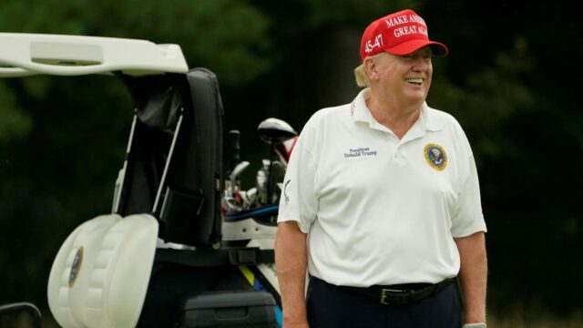 Trump stond 24 van 100 dagen presidentschap op golfbaan, maar kan 'ie het een beetje?