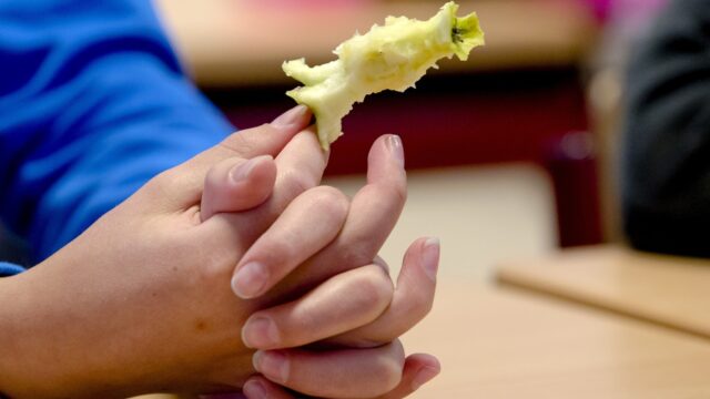 Is het eigenlijk toegestaan om fruitresten in de natuur achter te laten?