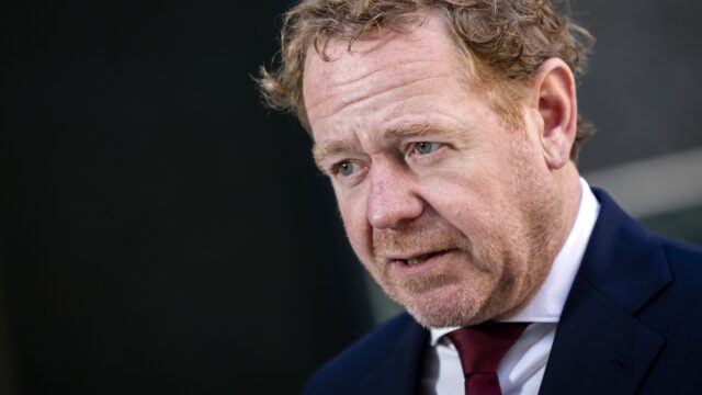 Kopje soep voor illegalen straks verboden? Dan is aanpassing wet een optie, zegt minister Van Weel