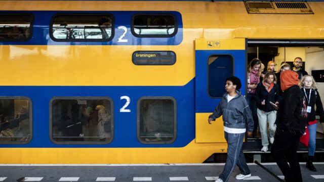 Is de aanhef 'beste reizigers' wel écht zo genderneutraal?