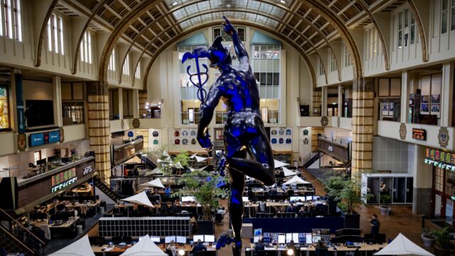 Recordhoogte aantal beleggingen in Nederland, maar nog meer miljarden staan op spaarrekeningen: 'Dat is zonde'