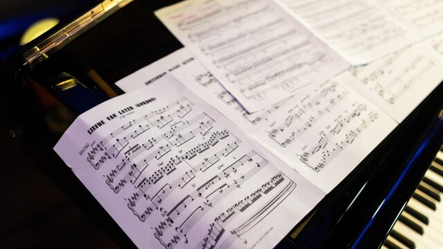 Wat voor invloed heeft muziek op hoe mensen pijn ervaren?