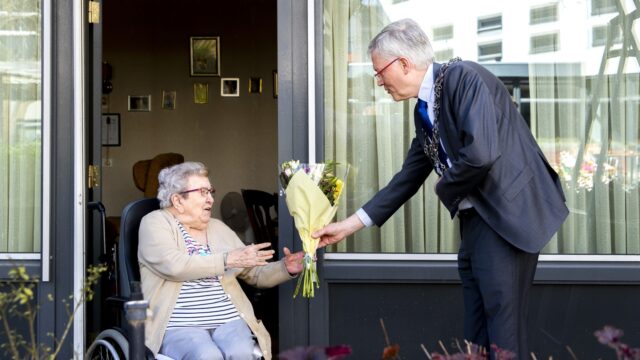 Zutphen doet bloemen in de ban: 'Iemand die 100 wordt, geef je toch geen insectenhotel?'