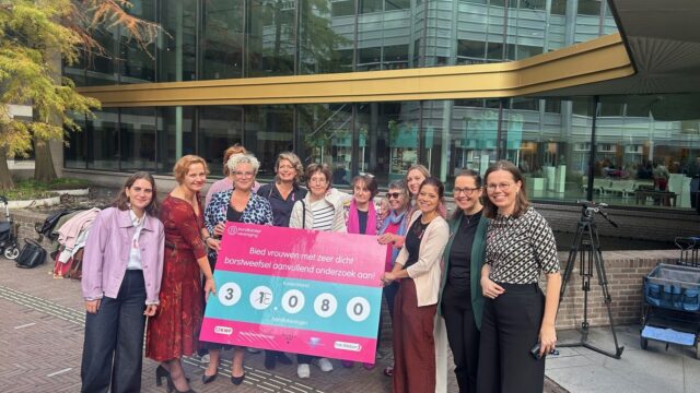 Petitie borstkankeronderzoek aangeboden: 'Laat vrouwen niet in onwetendheid'