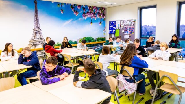 Wat valt er te zeggen voor een brede en langere brugklas?