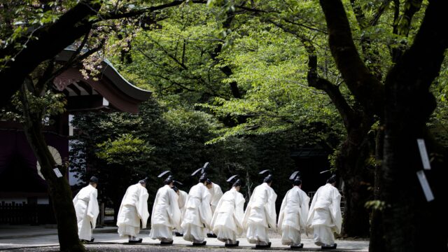 Waarom buigen Japanners naar elkaar en geven ze elkaar geen hand?