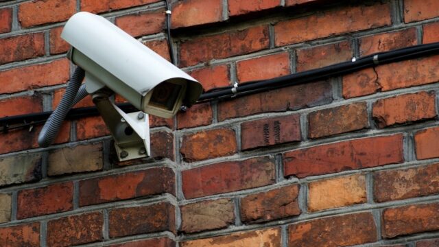 Plaatselijk Belang Nieuw-Weerdinge wil camera's bij ieder huis vanwege groep overlastgevers uit AZC