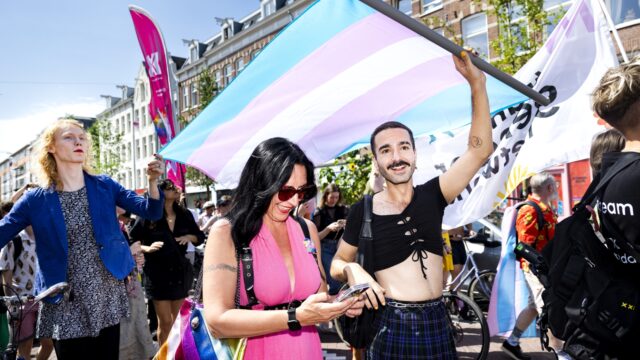 'Uit de kast komen' klinkt feestelijk, maar het is verre van: 'Laten we er alsjeblieft makkelijk over gaan doen'
