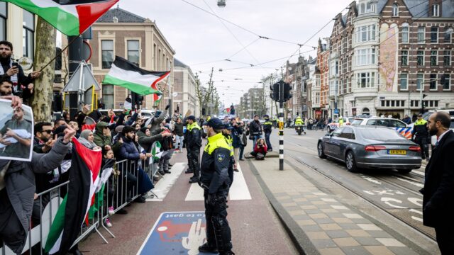 Inperken demonstratierecht haalt 'niets' uit: 'Ook uitingen die kwetsen of verontrusten vallen onder dat recht'