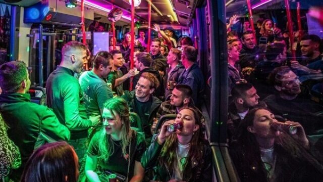Dronken over de snelweg: partybussen zorgen voor gevaarlijke situaties