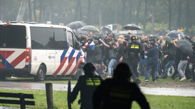 Rellen in Den Haag escalatie van het extremisme? 'Bizarre cocktail van extreemrechts en voetbalhooligans'