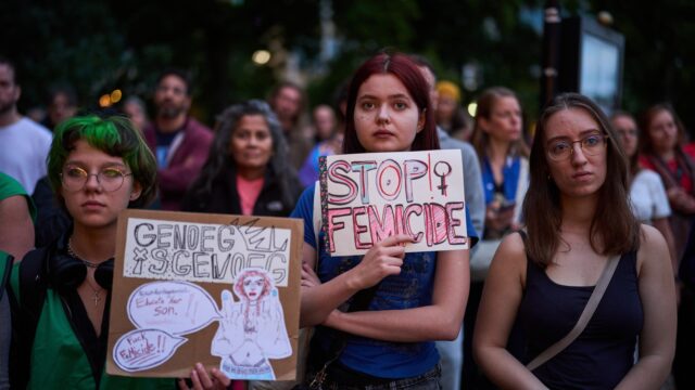 Gemeenten pleiten voor centrale hulppunten tegen vrouwengeweld: 'Drie keer je verhaal moeten doen, is traumatisch'