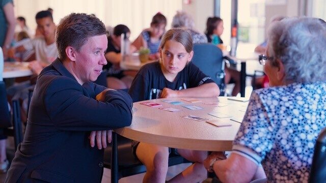 Coronapandemie veranderde perspectief van kinderen op ouderen: 'Viel als onderzoeker van mijn stoel'