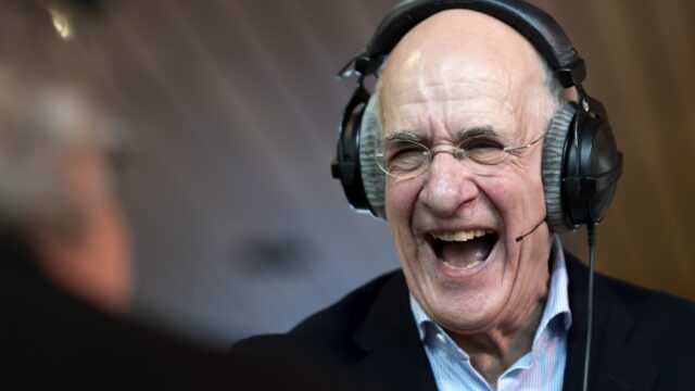 Taalstaat-presentator Frits Spits neemt Zilveren Fonograaf in ontvangst