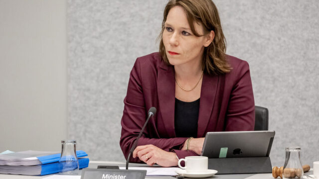 Minister Bruins Slot wil naming en shaming van bewindslieden die tegen advies in nieuwe banen nemen
