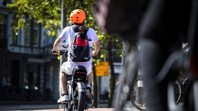 Fietshelmplicht voor e-bikers onder de 18? 'Liever voor iedereen, zet dat ding op'