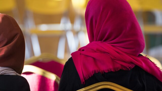 Dragen hoofddoek levert (nog steeds) haat op: 'We kunnen als Nederland beter'