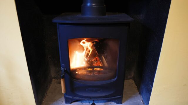 Amersfoort deelt eerste boetes in Nederland uit voor houtstoken