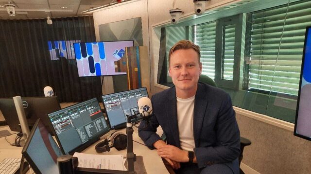 Sam Hagens nieuwe presentator van PowNed radioprogramma 'Goed Ingelichte Kring'