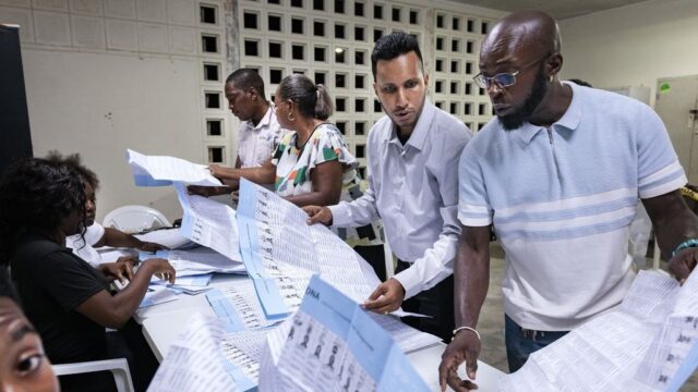 Intentieverklaring van zes Surinaamse partijen is 'enorme klap' voor Santokhi
