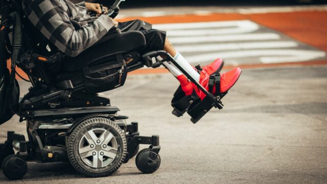 Te kleine rolstoelen en lange wachttijden: nog steeds veel problemen met zorghulpmiddelen