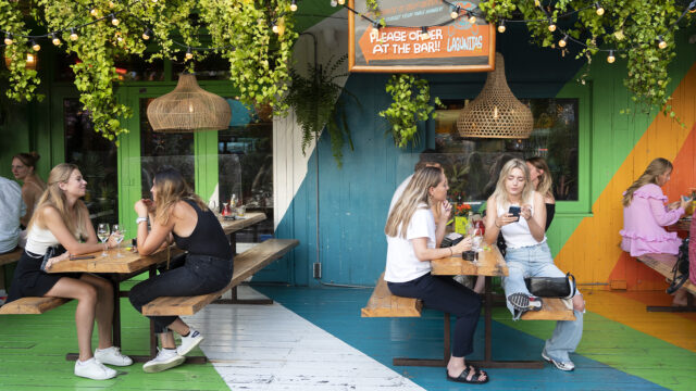 Zijn millennials te veel gewend aan luxe levensstijl? 'Koffietjes laten staan helpt niks'