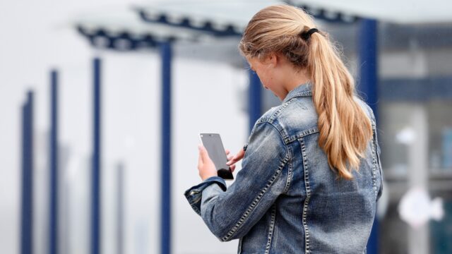 'Hoe langer kind op smartphone zit, hoe slechter de wiskundescores'