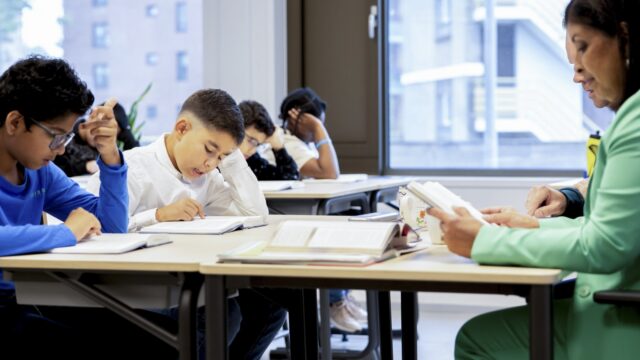 Zijn vaders de sleutel tot kinderen weer aan het lezen krijgen? 'Goed voorbeeld doet goed volgen'