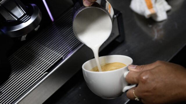 Waarom is ons kopje koffie zo duur?
